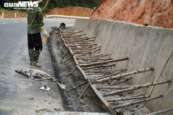 Ảnh: Cận cảnh hơn 30km đường xuyên núi nối Kon Tum - Quảng Ngãi - 8