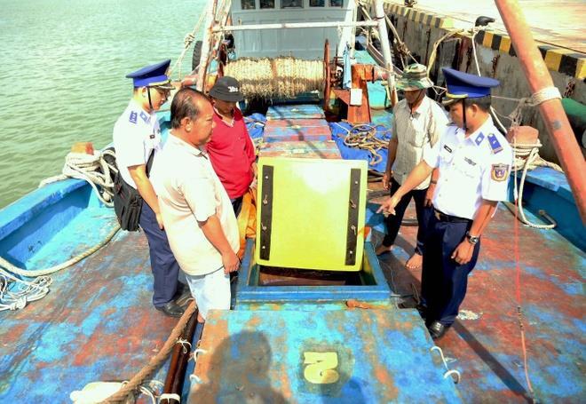 Tàu chở 90.000 lít dầu không rõ nguồn gốc - 1