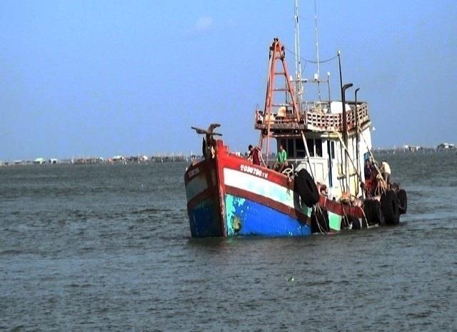Tàu chở 90.000 lít dầu không rõ nguồn gốc - 2