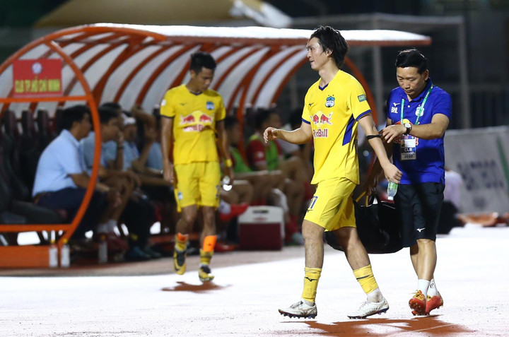 Xuân Trường bị trọng tài mời ra ngoài vì ham chỉ đạo chiến thuật - 7