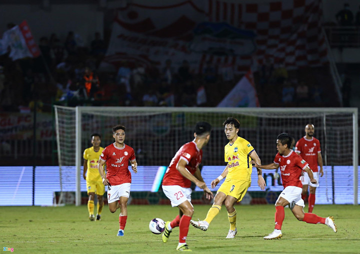 Xuân Trường bị trọng tài mời ra ngoài vì ham chỉ đạo chiến thuật - 1