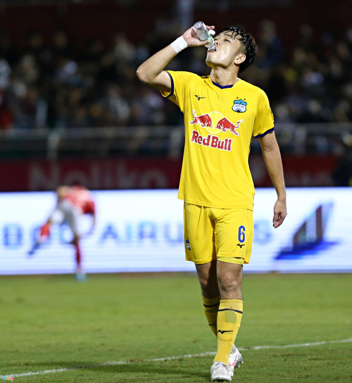 Xuân Trường bị trọng tài mời ra ngoài vì ham chỉ đạo chiến thuật - 2