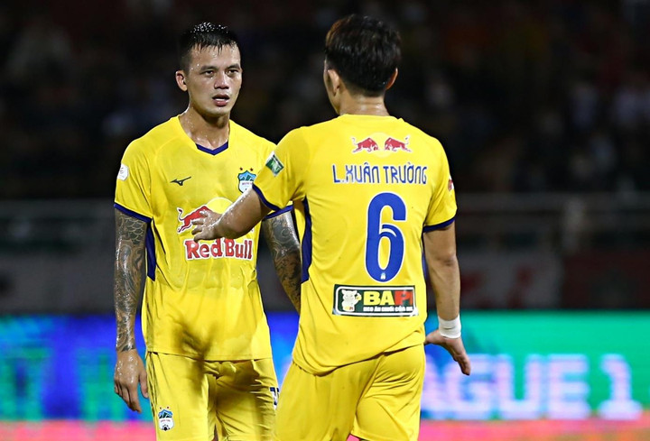 Xuân Trường bị trọng tài mời ra ngoài vì ham chỉ đạo chiến thuật - 9