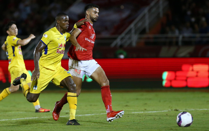 Xuân Trường bị trọng tài mời ra ngoài vì ham chỉ đạo chiến thuật - 6