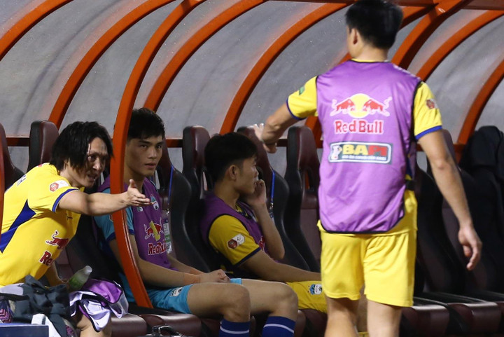 Xuân Trường bị trọng tài mời ra ngoài vì ham chỉ đạo chiến thuật - 8