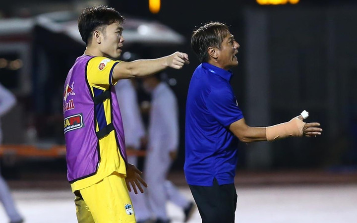 Xuân Trường bị trọng tài mời ra ngoài vì ham chỉ đạo chiến thuật - 5