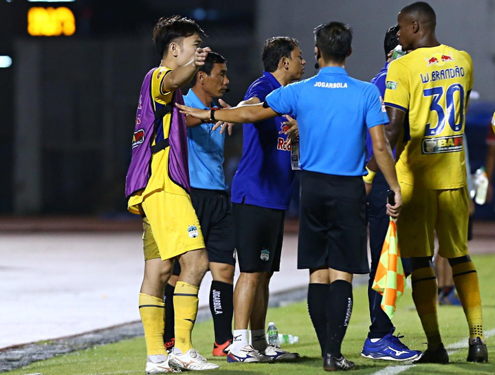 Xuân Trường bị trọng tài mời ra ngoài vì ham chỉ đạo chiến thuật - 4