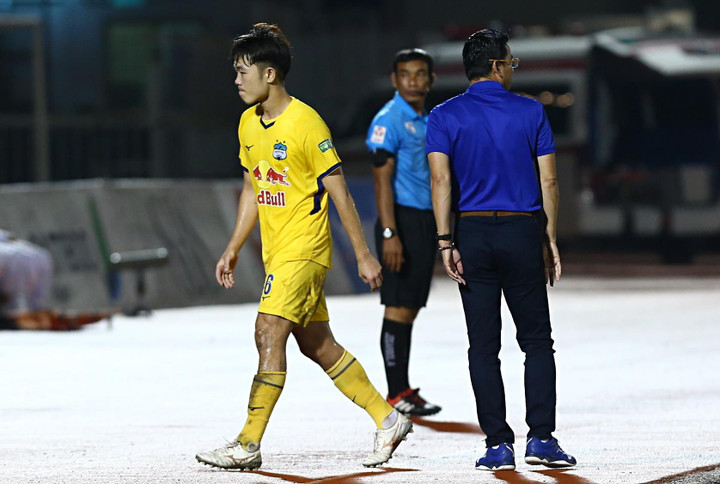 Xuân Trường bị trọng tài mời ra ngoài vì ham chỉ đạo chiến thuật - 3