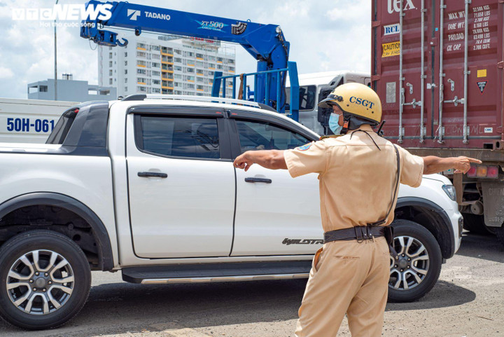 TP.HCM: Chờ 3 tiếng để qua cầu Phú Mỹ, nhiều tài xế ‘thở ngắn than dài’ - 2