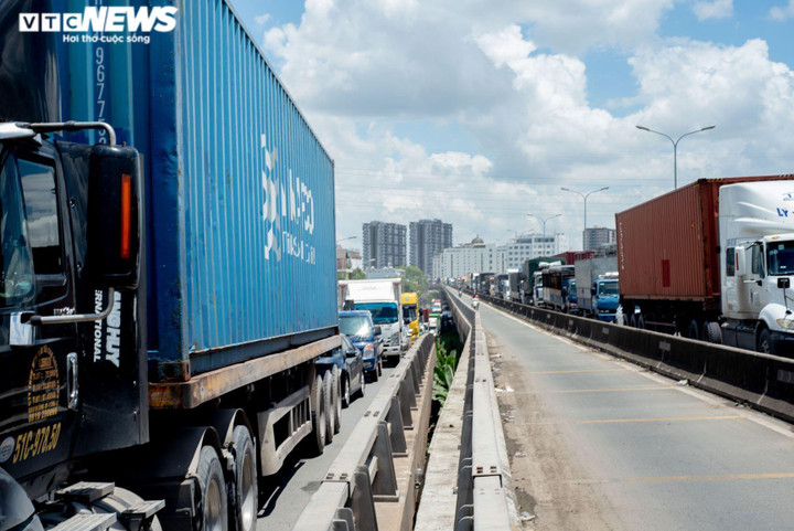 TP.HCM: Chờ 3 tiếng để qua cầu Phú Mỹ, nhiều tài xế ‘thở ngắn than dài’ - 3