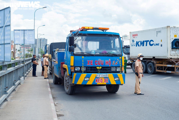 TP.HCM: Chờ 3 tiếng để qua cầu Phú Mỹ, nhiều tài xế ‘thở ngắn than dài’ - 4