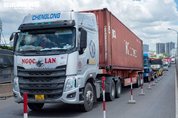 TP.HCM: Chờ 3 tiếng để qua cầu Phú Mỹ, nhiều tài xế ‘thở ngắn than dài’ - 6