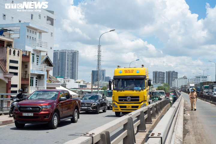 TP.HCM: Chờ 3 tiếng để qua cầu Phú Mỹ, nhiều tài xế ‘thở ngắn than dài’ - 9
