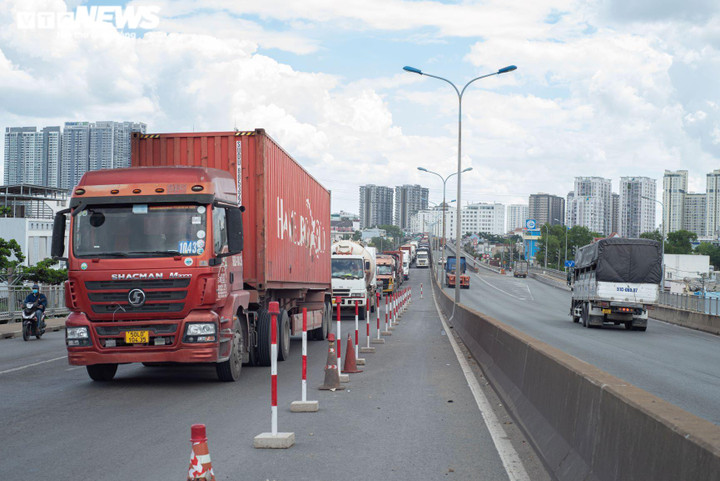 TP.HCM: Chờ 3 tiếng để qua cầu Phú Mỹ, nhiều tài xế ‘thở ngắn than dài’ - 1