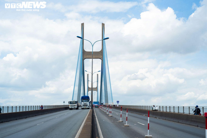 TP.HCM: Chờ 3 tiếng để qua cầu Phú Mỹ, nhiều tài xế ‘thở ngắn than dài’ - 10