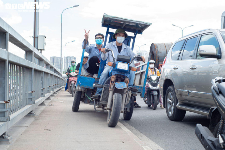 TP.HCM: Chờ 3 tiếng để qua cầu Phú Mỹ, nhiều tài xế ‘thở ngắn than dài’ - 7