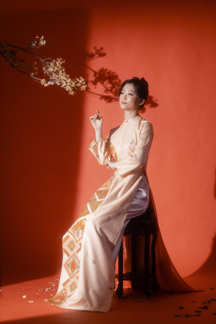 Michiko của 'Em và Trịnh' xinh như gái Việt khi diện áo dài - 4