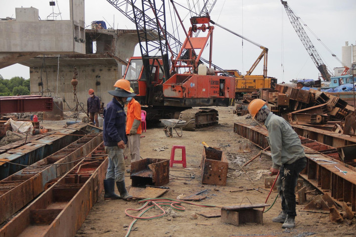 Bà Rịa-Vũng Tàu: Công nhân làm ngày đêm hoàn thiện hệ thống giao thông nội vùng - 3