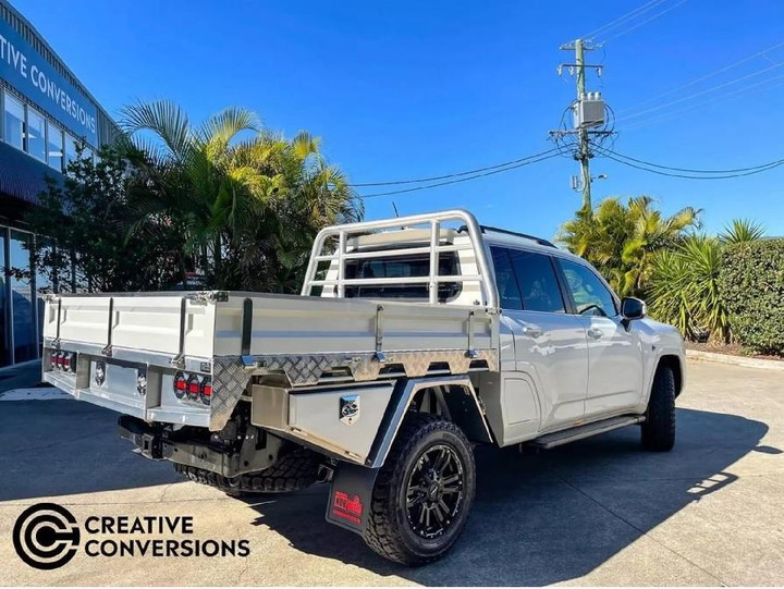 SUV hạng sang Toyota Land Cruiser bị 'phẫu thuật' thành xe bán tải - 3