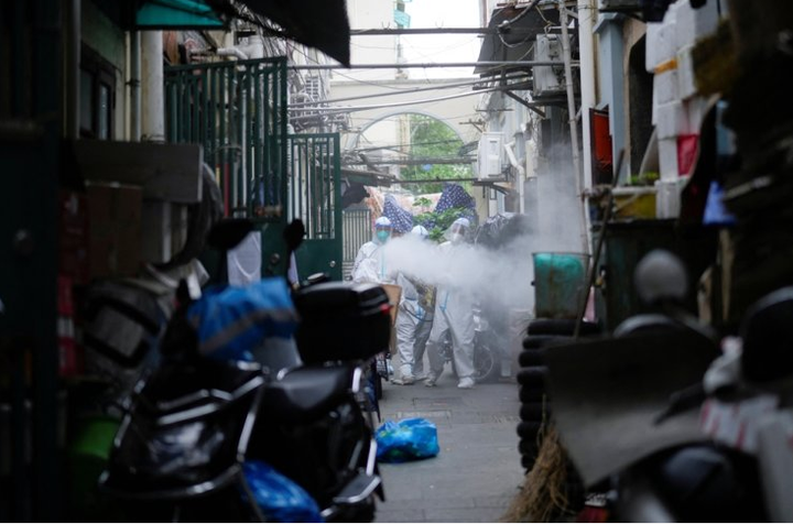 Phá cửa 84 nhà dân đưa F1 đi cách ly, giới chức y tế Trung Quốc phải xin lỗi - 1