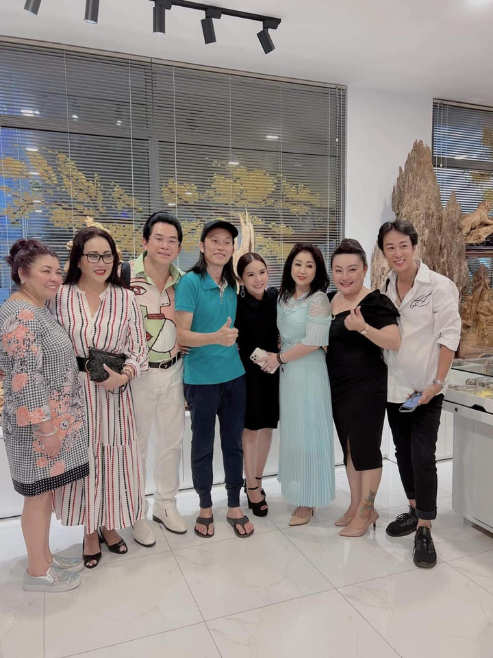 Hoài Linh và đoàn cải lương tuồng cổ Huỳnh Long ra miền Trung biểu diễn miễn phí - 6