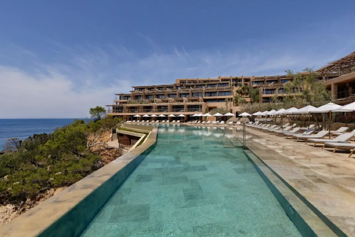 Hòn đảo du lịch siêu đắt đỏ, lon Coca-Cola giá hơn 300 nghìn đồng - 8