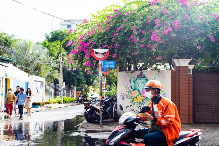 TP.HCM lên phương án khắc phục tình trạng biển báo hỏng, 'núp' lùm cây - 1