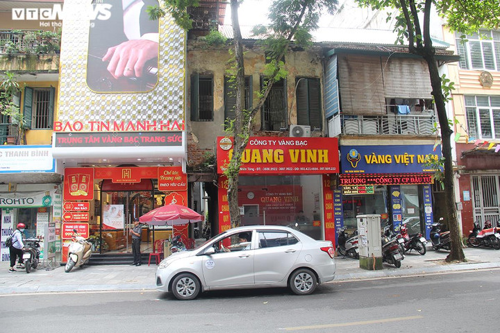 Vàng giảm giá sốc, nhiều cửa hàng ở Hà Nội vắng tanh - 1