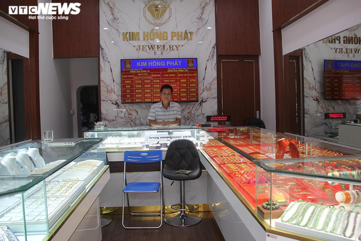 Vàng giảm giá sốc, nhiều cửa hàng ở Hà Nội vắng tanh - 2