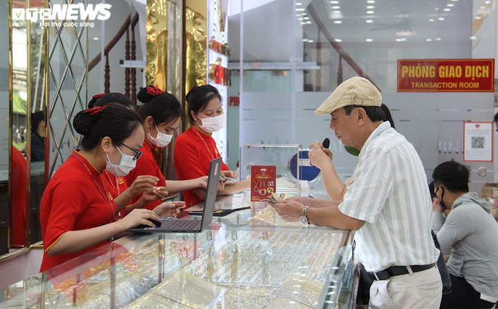 Vàng giảm giá sốc, nhiều cửa hàng ở Hà Nội vắng tanh - 3
