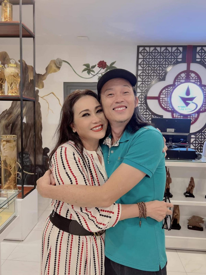 Hoài Linh và đoàn cải lương tuồng cổ Huỳnh Long ra miền Trung biểu diễn miễn phí - 2