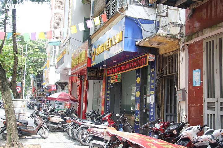 Vàng giảm giá sốc, nhiều cửa hàng ở Hà Nội vắng tanh - 6