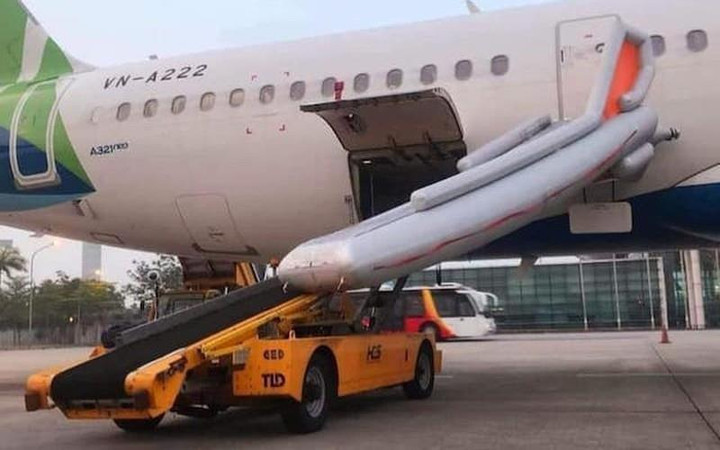 Từ mang dao đến đốt lửa, khách Việt làm đủ trò cấm kỵ trên máy bay - 3