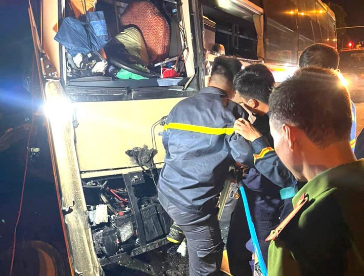 Xe khách đâm vào đuôi xe tải, 1 người chết, 19 người bị thương - 1