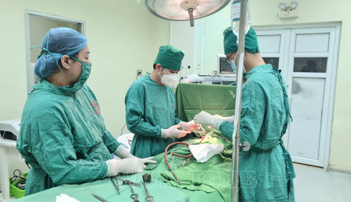 Bé 17 tháng bị mảnh vỡ bồn rửa tay đâm xuyên bụng - 1