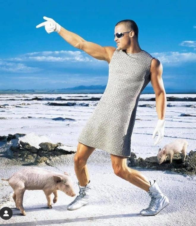 Brad Pitt mặc váy ảnh 6 Brad Pitt lại mặc váy - 6