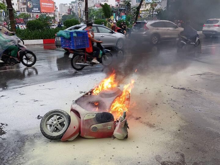 Xe máy cháy rụi dưới mưa giữa phố Hà Nội - 1
