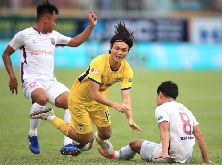 HLV Kiatisak: 'Văn Toàn tập dứt điểm với tôi hàng ngày' - 1