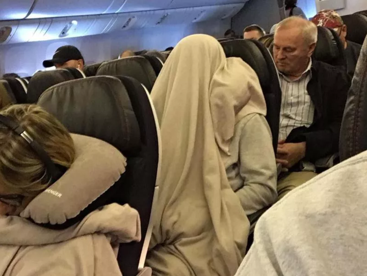 Hú hồn loạt hành vi kỳ lạ trên máy bay 'ám ảnh' hành khách đến tận lúc xuống - 2