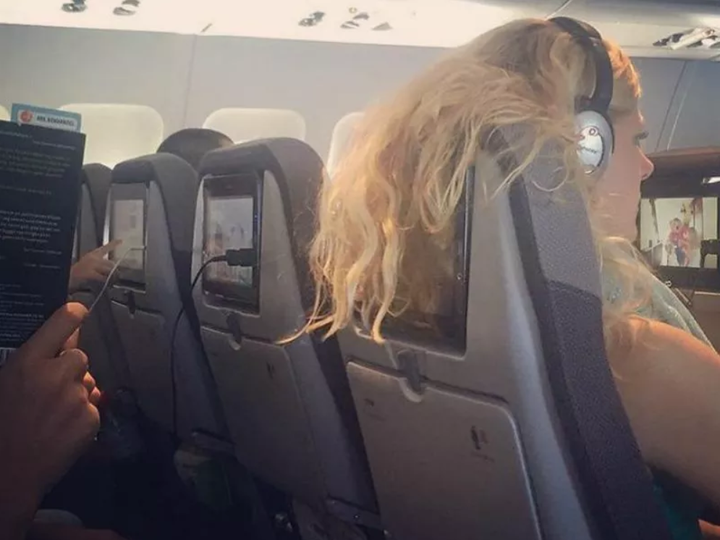 Hú hồn loạt hành vi kỳ lạ trên máy bay 'ám ảnh' hành khách đến tận lúc xuống - 5