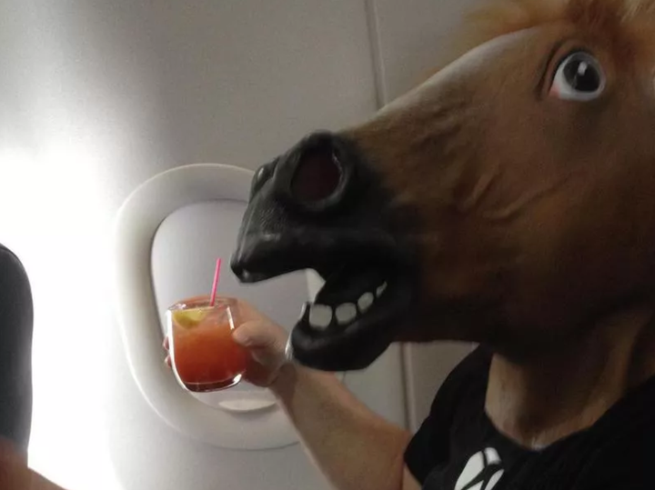 Hú hồn loạt hành vi kỳ lạ trên máy bay 'ám ảnh' hành khách đến tận lúc xuống - 10