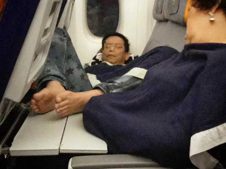 Hú hồn loạt hành vi kỳ lạ trên máy bay 'ám ảnh' hành khách đến tận lúc xuống - 6