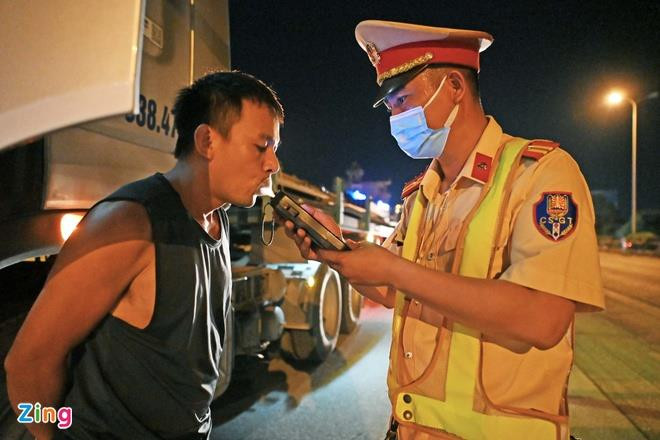 Một tháng, phạt 127 tỷ đồng với tài xế vi phạm nồng độ cồn - 1