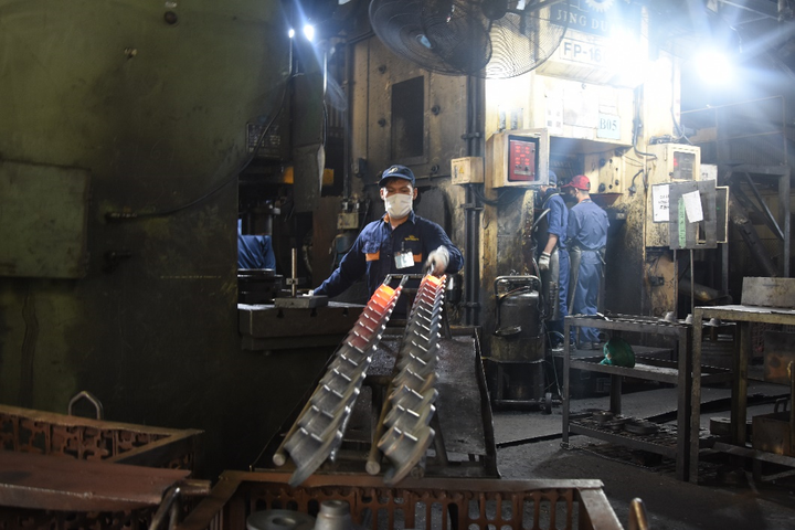 Chung tay tiết kiệm điện trong những đợt cao điểm nắng nóng - 2