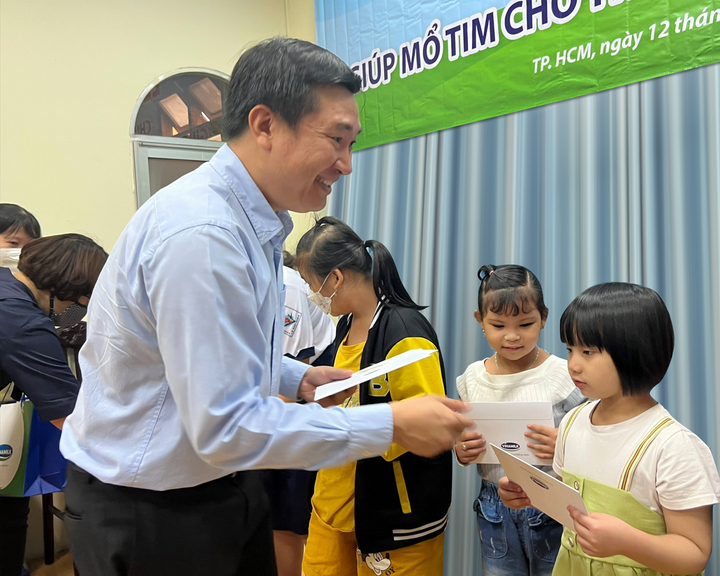 Vinamilk ủng hộ 500 triệu đồng cho các bệnh nhi nghèo mổ tim năm 2022 - 2