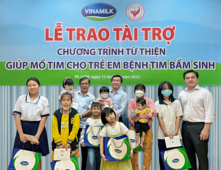 Vinamilk ủng hộ 500 triệu đồng cho các bệnh nhi nghèo mổ tim năm 2022 - 3