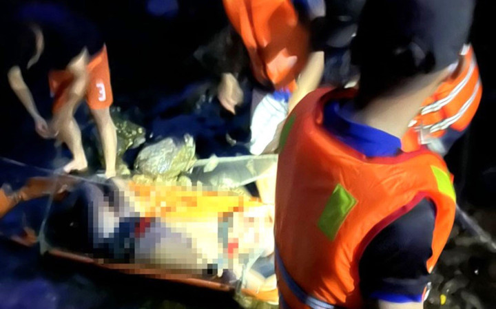 Chụp ảnh khi du lịch, du khách nước ngoài rơi xuống thác tử vong - 2