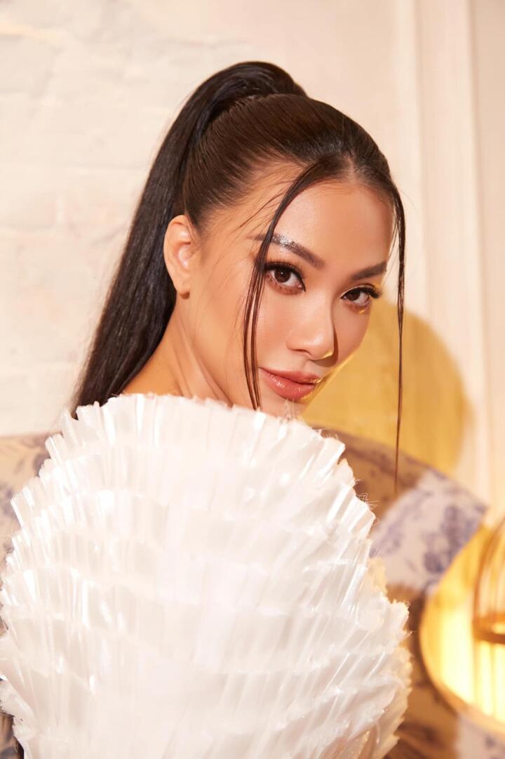 Kim Duyên khoe vai trần trong váy trắng tinh khôi - 4