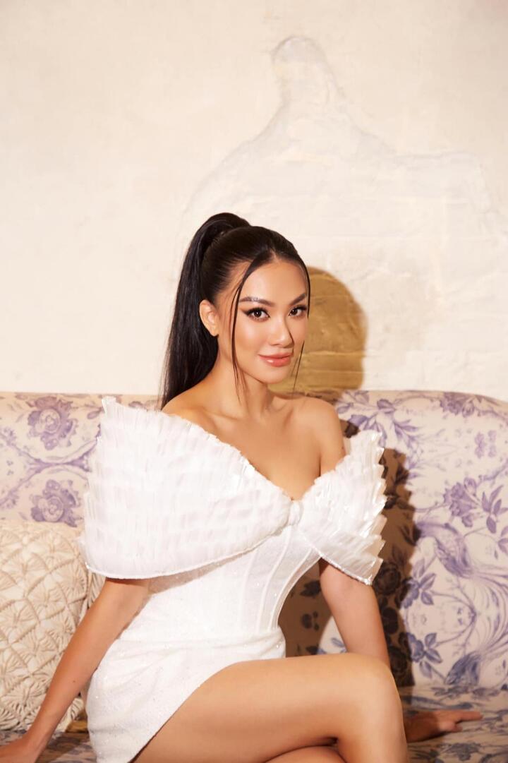 Kim Duyên khoe vai trần trong váy trắng tinh khôi - 3