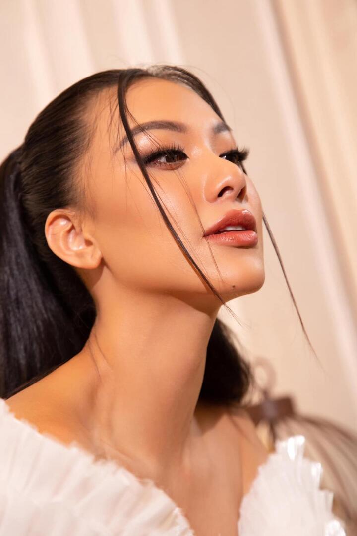 Kim Duyên khoe vai trần trong váy trắng tinh khôi - 6